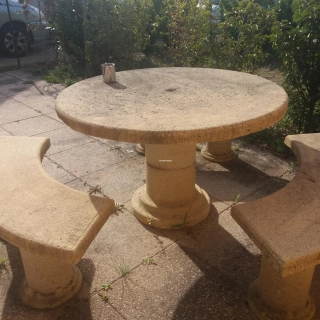 Table en pierre + bancs Table en pierre + bancs