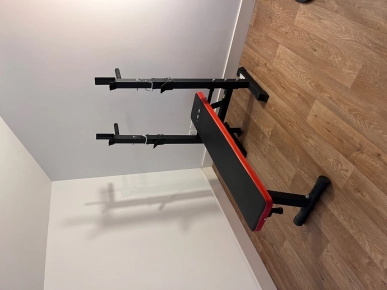 Banc développé couché avec sangles pour redressements assis. Banc développé couché avec sangles pour redressements assis.