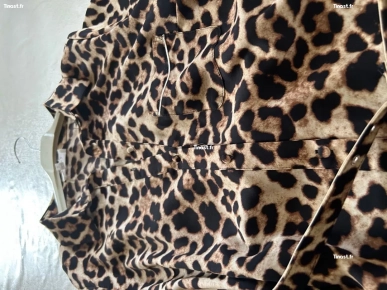 Robe léopard longue.