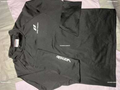 je vends ma tenue de foot bleu(je paye que par vinted) je vends ma tenue de foot bleu(je paye que par vinted)