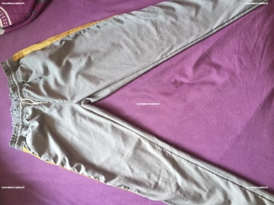 Pantalon gris avec cordon et paillettes jaunes. Pantalon gris avec cordon et paillettes jaunes.