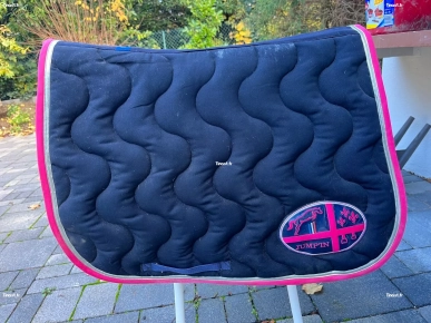 plusieurs tapis de marque  cheval plusieurs tapis de marque  cheval