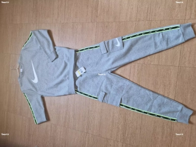 ensemble nike taille S neuf avec étiquette  ensemble nike taille S neuf avec étiquette