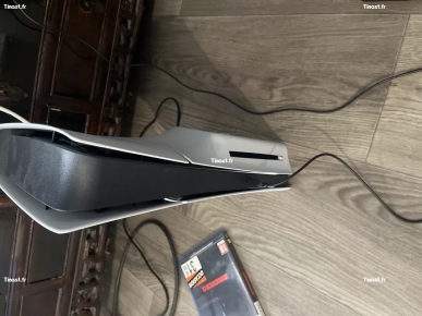 PS5 à vendre en excellent état, avec deux manettes et cinq jeux.