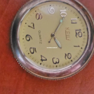 Montre à quartz avec étui Montre à quartz avec étui