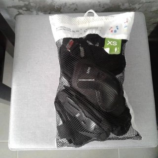 Set  de protection neuf pour skate ou trottinette Set  de protection neuf pour skate ou trottinette