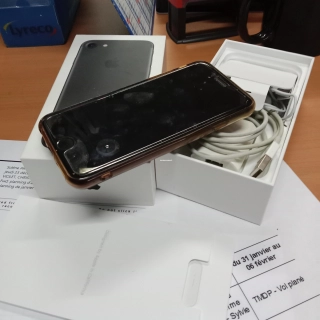 Vente d'un iPhone 7 en très bon état avec sa boîte d'origine Vente d'un iPhone 7 en très bon état avec sa boîte d'origine