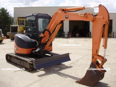 Mini pelle Hitachi Hauteur : 225 cm Long : 210 cm Mini pelle Hitachi Hauteur : 225 cm Long : 210 cm