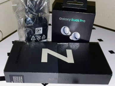 Samsung Galaxy Z Flip3 5G Crème (Débloqué) Avec Buds Pro Phantom Samsung Galaxy Z Flip3 5G Crème (Débloqué) Avec Buds Pro Phantom