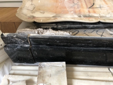 Cheminée ancienne, modèle Capucine, en marbre Noir