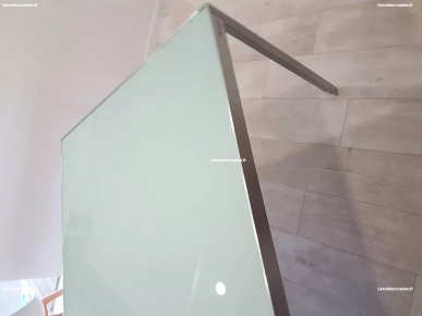 À vendre une table de salle à manger À vendre une table de salle à manger