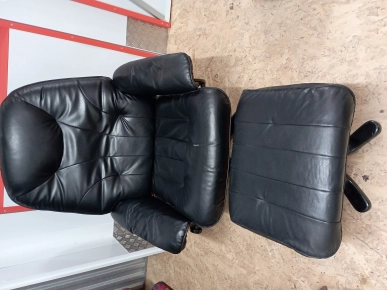 Fauteuil cuir noir avec son ottoman