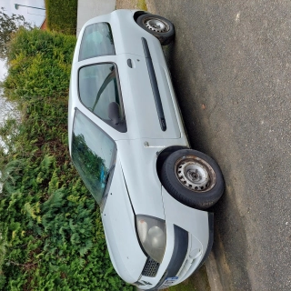A vendre Renault Clio Phase II - 3 portes en bon état A vendre Renault Clio Phase II - 3 portes en bon état