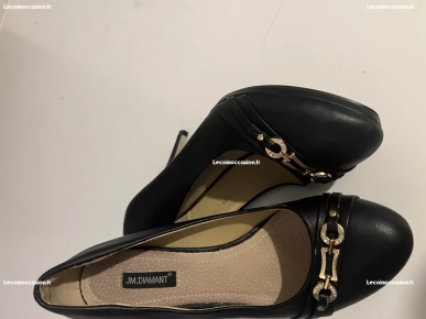 La taille 41 est une chaussure très élégante La taille 41 est une chaussure très élégante