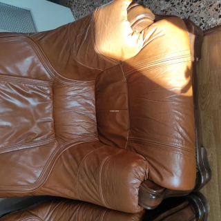 A vendre canapé et deux fauteuils en cuir