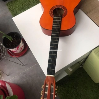 guitare à vendre. guitare à vendre.