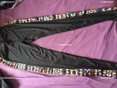 Legging noir avec motifs. Legging noir avec motifs.