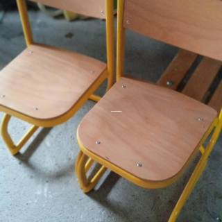 Vend 2 petites chaises. Vend 2 petites chaises.