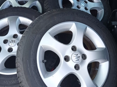 Vends 4 pneus Michelin Alpin sur roues Vends 4 pneus Michelin Alpin sur roues