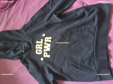 Pull à capuche bleu marine. Pull à capuche bleu marine.