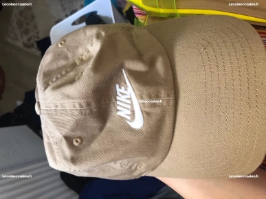 bonjour je vend cette casquette nike jamais porté bonjour je vend cette casquette nike jamais porté