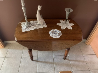Vends table ancienne 20€ avec bords rabattables Vends table ancienne 20€ avec bords rabattables