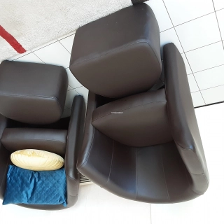 PAIRE DE FAUTEUILS CABRIOLET SIMILI AVEC REPOSE PIEDS MARRON PAIRE DE FAUTEUILS CABRIOLET SIMILI AVEC REPOSE PIEDS MARRON