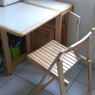 Table pliante + 4 chaises pliantes en pin Table pliante + 4 chaises pliantes en pin