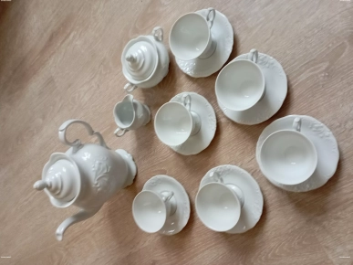 Service à café neuf complet en porcelaine blanche Service à café neuf complet en porcelaine blanche