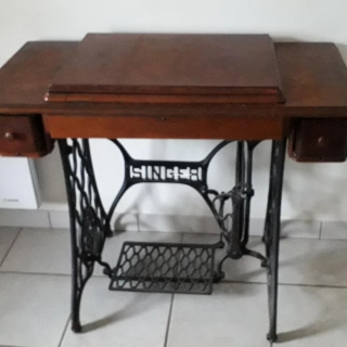 meuble avec machine à coudre Singer