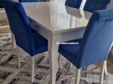 la table et les chaises