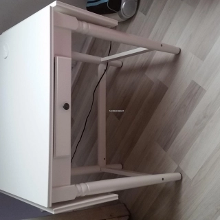 Bureau enfant blanc avec un tiroir. Bureau enfant blanc avec un tiroir.