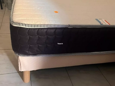 Lit + matelas mémoire de forme 140x190