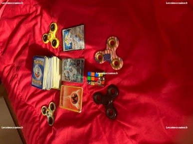 1800 cartes Pokémon plus quatre, en Spinner plus un porte-clés 1800 cartes Pokémon plus quatre, en Spinner plus un porte-clés
