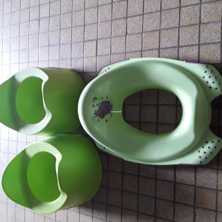 Petit pot +un rehausseur pour cuvette Petit pot +un rehausseur pour cuvette