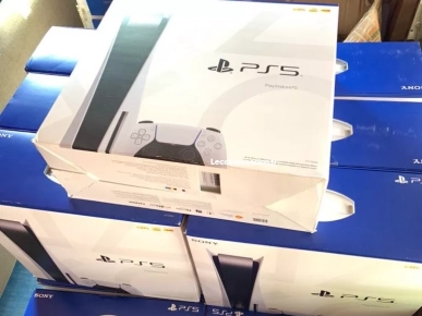 PS5 STANDARD JAMAIS DÉBALLÉ AVEC DEUX MANETTES ET UN CD FIFA23 PS5 STANDARD JAMAIS DÉBALLÉ AVEC DEUX MANETTES ET UN CD FIFA23