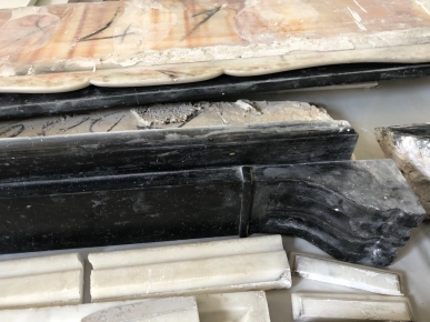 Cheminée ancienne, modèle Capucine, en marbre Noir