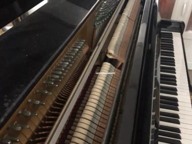 Piano droit noir laqué bon état à saisir Piano droit noir laqué bon état à saisir