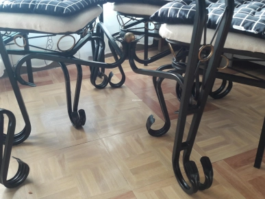 table en fer forge avec 4 chaises et table basse