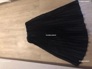 je vend une robe avec une jupe noir tissée