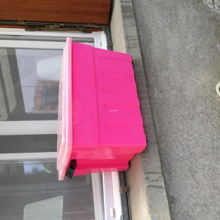 Vends boîte plastique de rangement sur roulettes Vends boîte plastique de rangement sur roulettes