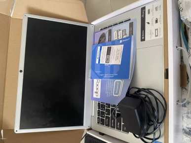 Je vends mon ordinateur windows dboox 131 il n'y a que de minuscu Je vends mon ordinateur windows dboox 131 il n'y a que de minuscu