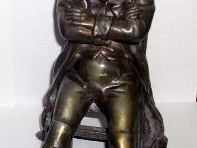 Napoléon assis sur une chaise. Napoléon assis sur une chaise.