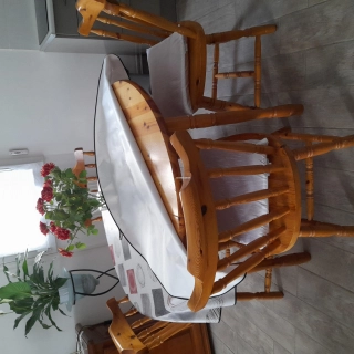 Table en pin 6 personnes avec 4chaisses Table en pin 6 personnes avec 4chaisses