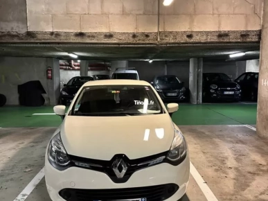 Clio 4 TCE 2016• 199500 km • Essence manuelle Clio 4 TCE 2016• 199500 km • Essence manuelle