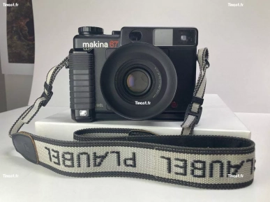 Plaubel Makina 67 avec poignée et sangle d'origine 2,8/80 mm Plaubel Makina 67 avec poignée et sangle d'origine 2,8/80 mm