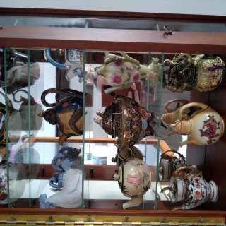 A vendre petite vitrine  avec 12 théières A vendre petite vitrine  avec 12 théières