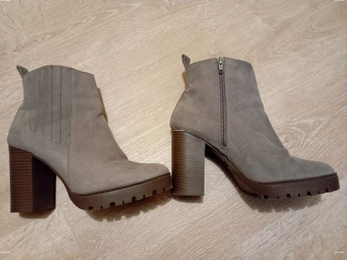 Paire de bottines femme Paire de bottines femme