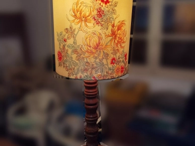 Lampadaire de salon en bois exotique tourné Lampadaire de salon en bois exotique tourné