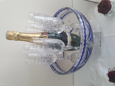 Vend cave à champagne cristal taillé à la main numéroté jamais servi encore dans son emballage couleur bleu